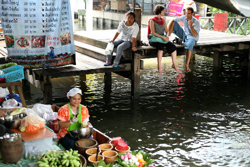 il mercato galleggiante in Thailandia